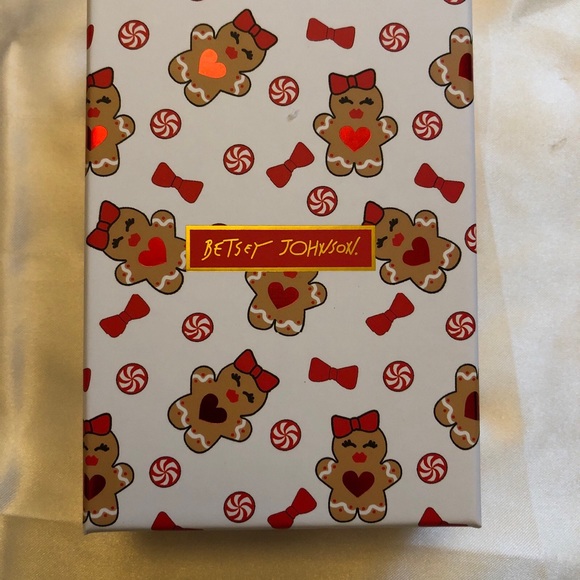 Betsey Johnson Gold Tone Gingerbread Man & Woman Mismatch Drop Earrings NIB - Picture 10 of 11